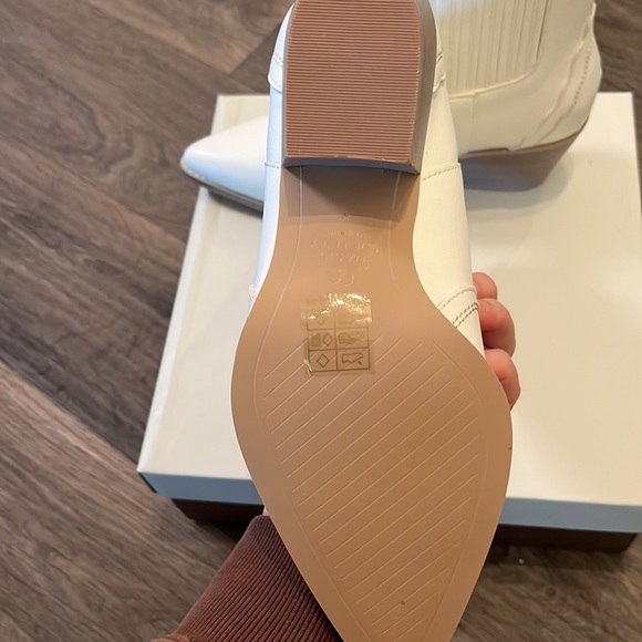 ViCi White Western Boots. Size 8. Brand new in box never worn. - Picture 4 of 7